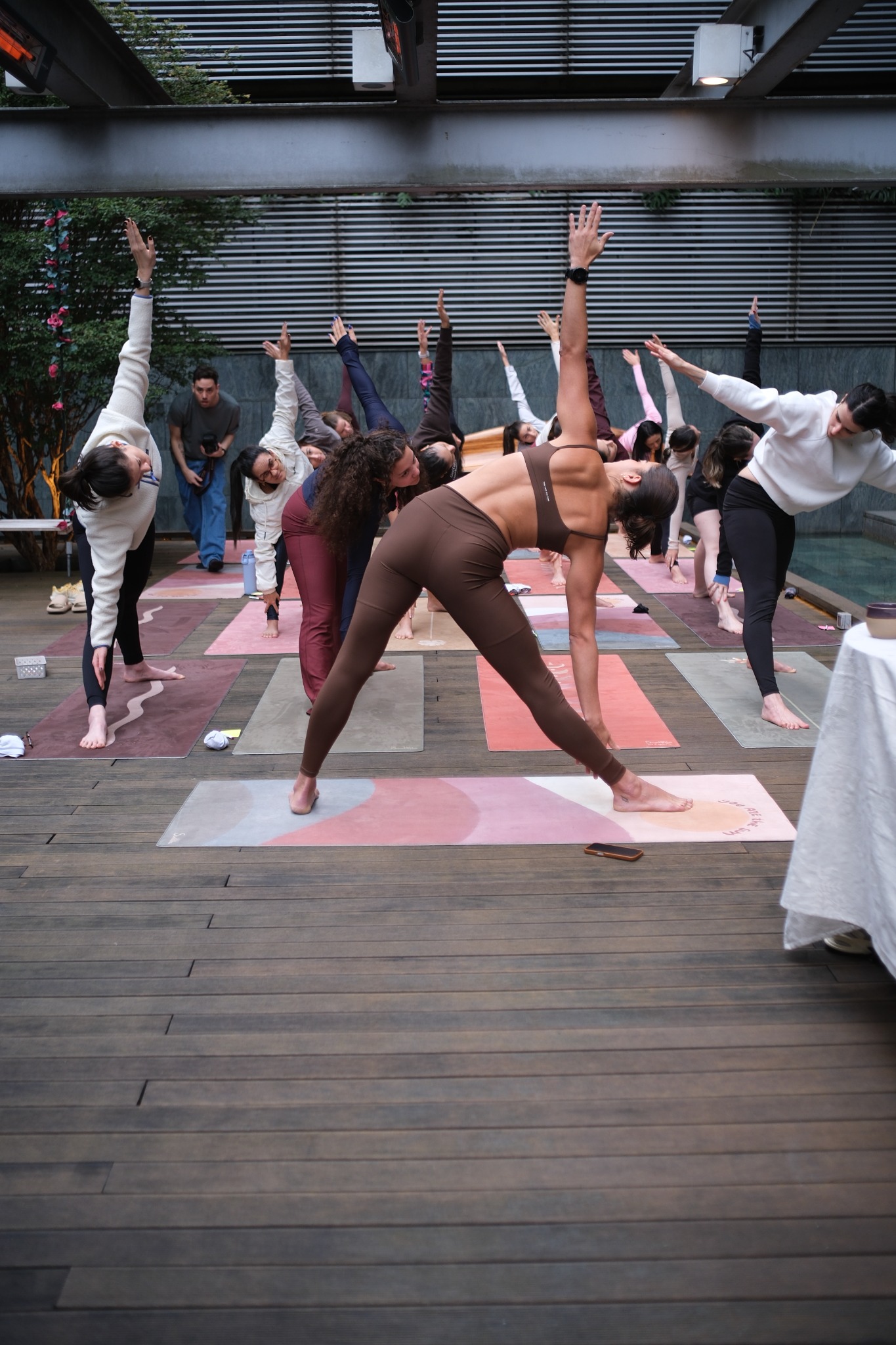 Mulheres praticando movimento no primeiro encontro da Reset Club