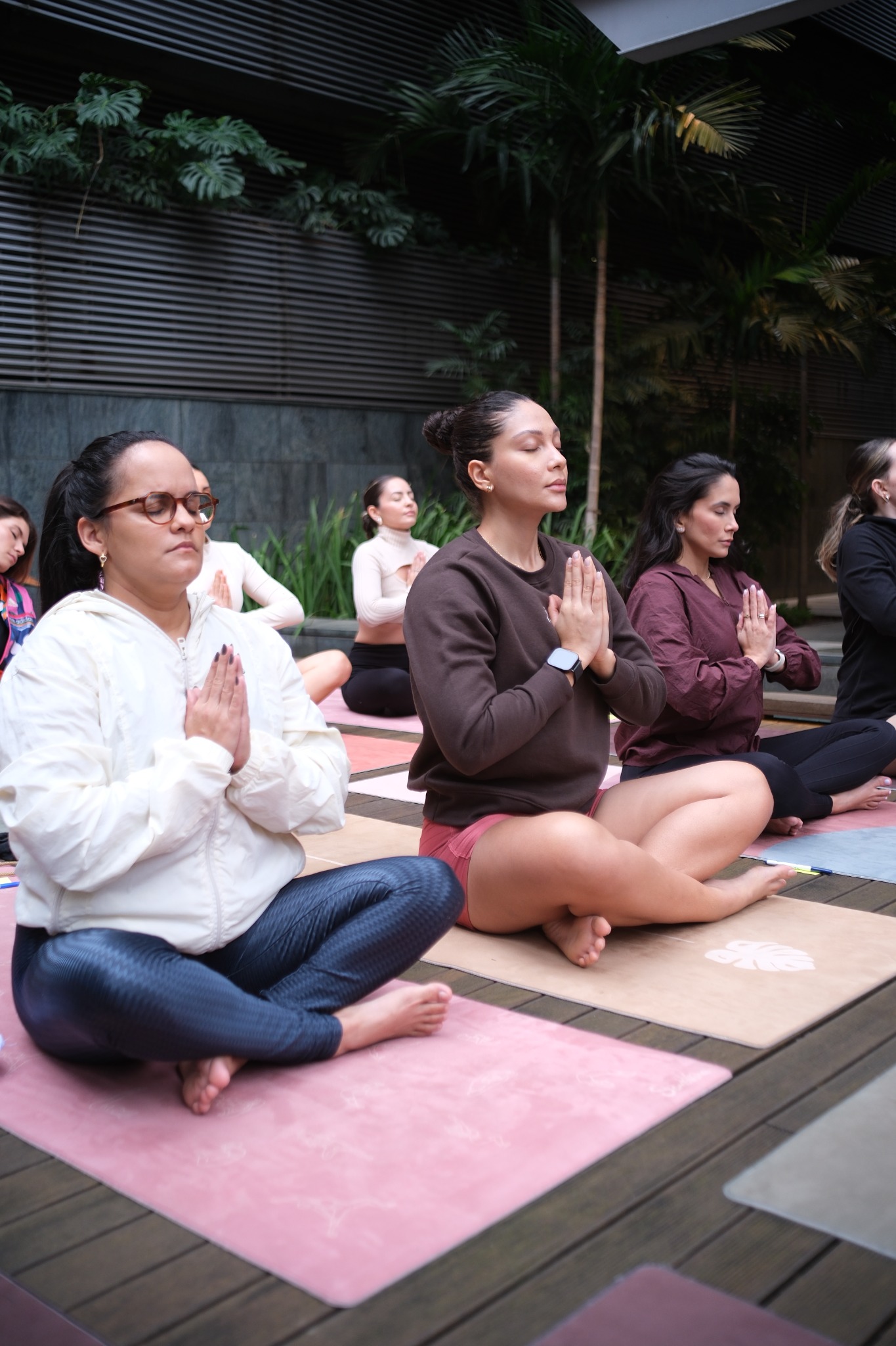Mulheres em um momento de presença e meditação